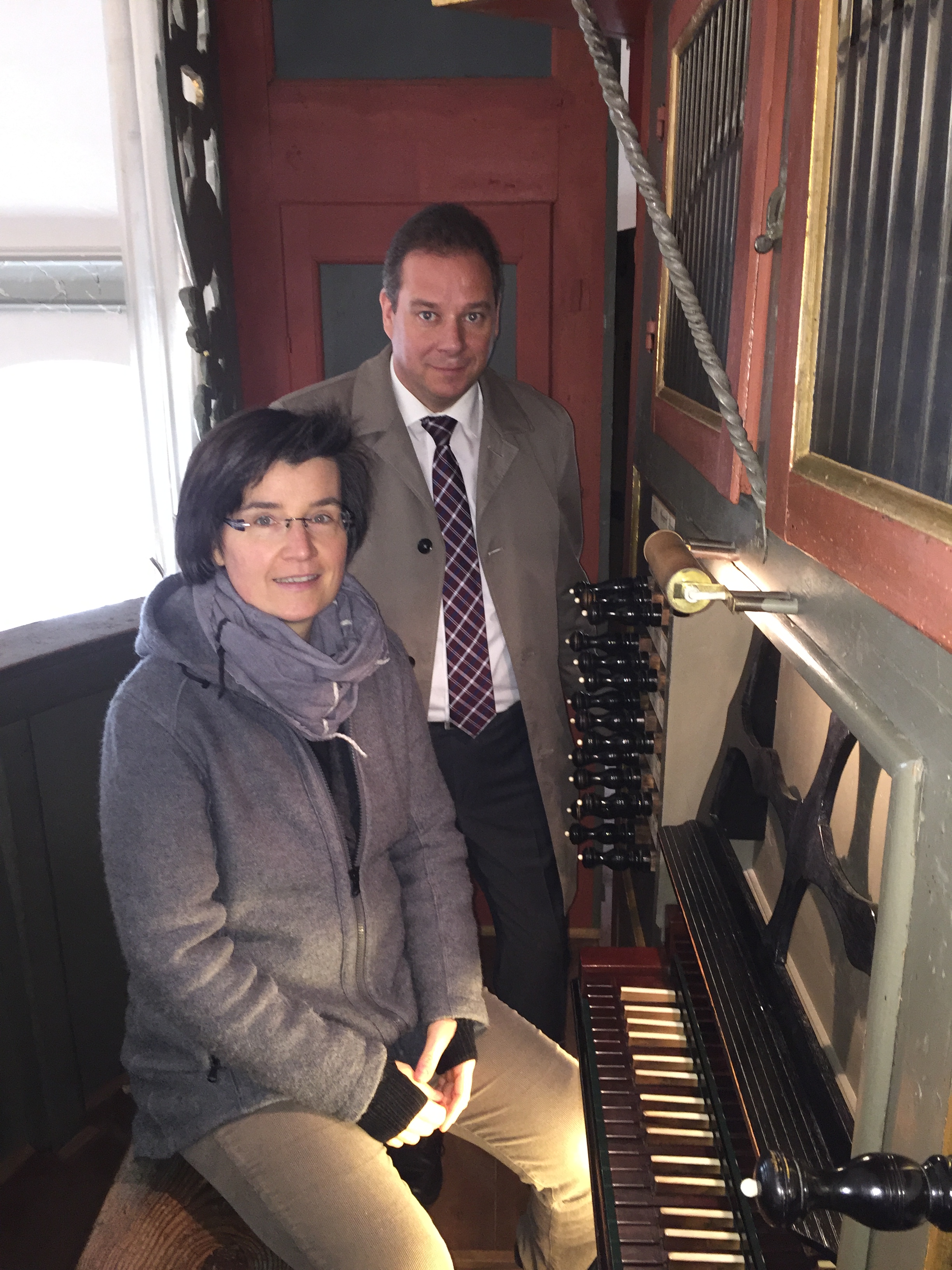 Mattfeldt und Kirchenmusikerin Schneider Kuhn Orgel