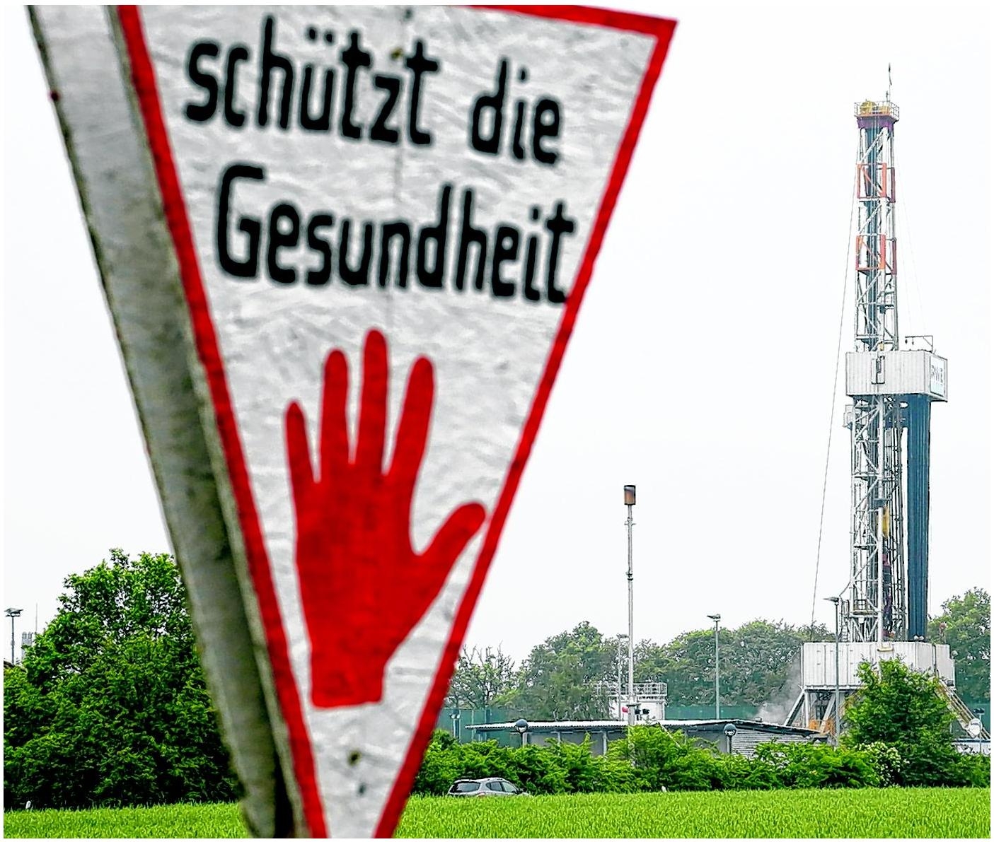 Mittlerweile sehen große Teile der Bevölkerung die Erdgasförderung kritisch. Viele Menschen verstehen nicht, warum die Industrie große Mengen giftiger Substanzen ins Erdreich verklappen darf. Foto Butt 